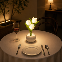 Lámpara Nocturna LED Romántica Moderna y Acogedora con Simulación de Luz Cálida, Base de Cerámica Blanca con Tulipán en Maceta, para el Hogar, Hoteles y Mesitas de Noche
