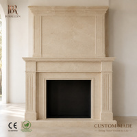 Cheminée autoportante de luxe en pierre, design épuré, pour décoration intérieure de villa, beige, avec manteau de cheminée