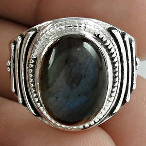 Anillo de Labradorita con el Diseño Más Hermoso y Moderno, Anillo de Piedra Semipreciosa con Corte Ovalado en Plata de Ley 925, Anillo Estilo Boho - Product Image 1
