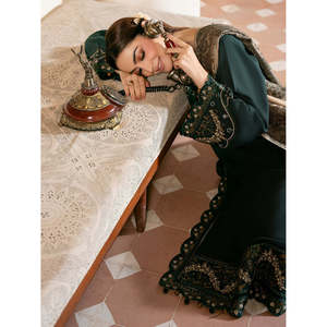 Ensemble de costume 3 pièces ample brodé Khaddar pour femmes IZEL avec pantalon en laine/coton-BIC-4394 - Product Image 6
