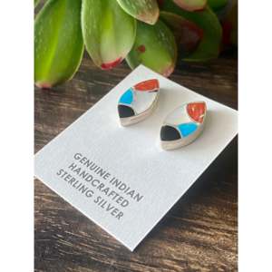 Carmicael Haloo Boucles d'oreilles à clous en argent sterling incrustées de pierres multicolores, motif géométrique corail - Product Image 3