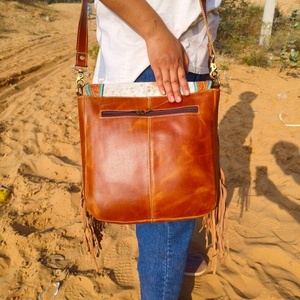 LW Sac à main en cuir à franges en fourrure de léopard Sac en cuir à pampilles en vente - Product Image 3