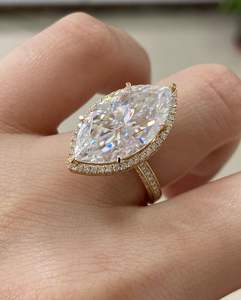 Anillo de Compromiso de Oro Blanco de 14K con Moissanita de 4 Quilates de la Mejor Calidad, Corte Brillante Redondo, Estilo Vintage, para Ella - Product Image 5