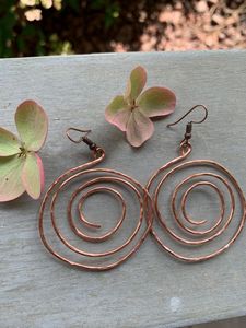 Pendientes de cobre indios hechos a mano para uso festivo con aspecto oxidado único con patrones de diseño tradicional - Product Image 4