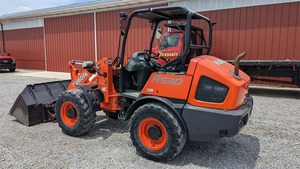 Cargadora de ruedas Kubota R530 2018-4,9 Ton-64,4 HP Diesel-Equipo compacto de construcción y manejo de materiales - Product Image 3