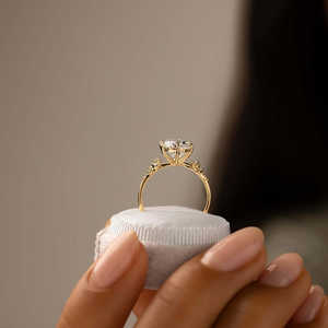 Bague de fiançailles en argent 925 avec moissanite ronde unique, style unique et élégant - Product Image 5