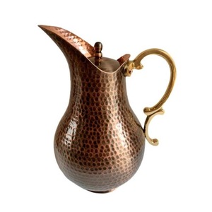 Pichet en cuivre vintage conçu pour une décoration rustique adaptée à un mode de vie sain favorisant l'enrichissement en minéraux de l'eau naturelle - Product Image 3