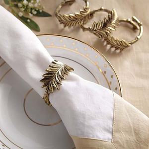 Anneau porte-serviette avec motifs de plumes pour décoration de Table de mariage, rond et épais en métal - Product Image 1