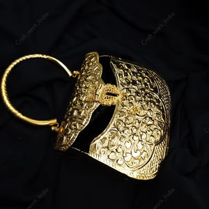 Sac de soirée en métal sculpté doré avec poignée arrondie, surface florale ornée, sac à main de luxe pour femmes, sac de soirée formel pour mariage, export - Product Image 3