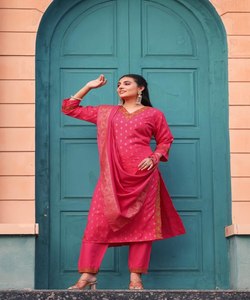 Attrayant Net Casual Wear Top Pant Dupatta Set avec élégante broderie florale Kurta - Product Image 4