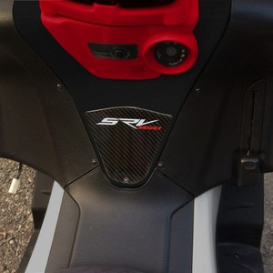 Adesivi Protettivi 3D in Gel Resina per Poggiapiedi Centrale Compatibili con Aprilia SRV 850 - Product Image 1