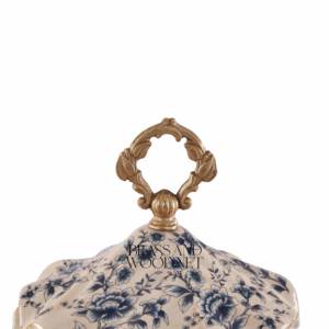 Bonbonniere de latón antiguo cuerpo de porcelana con diseño floral azul base dorada y tapa accesorio coleccionable decorativo de lujo - Product Image 3