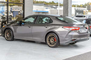 2018 Toyota Camry Hybrid LE FWD Sedan Sièges en cuir intérieur foncé Boîte de vitesses automatique R17 Roues en alliage Boîte de vitesses manuelle arrière - Product Image 3