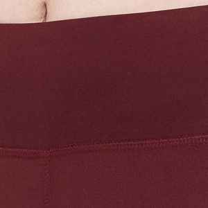 Conjunto de yoga para mujer diseñado para entrenamiento activo con tela elástica suave que ofrece comodidad equilibrada para actividades de gimnasio. - Product Image 6