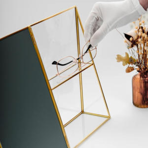 Petit miroir décoratif à cadre en métal doré avec petite étagère à l'intérieur pour le rangement Miroir de bureau de table au design moderne - Product Image 5