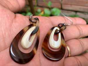 Pendientes de cuerno natural hechos a mano ligeros, elegantes y únicos, ideales para amantes de la moda ecológicos y regalos - Product Image 2