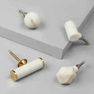 Poignée de porte de placard en marbre blanc et en laiton fabriquée à la main, couleur, forme et taille personnalisées, fabriquée en Inde - Product Image 1