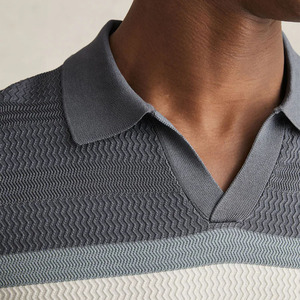 Polo texturé en tricot moderne offrant confort et style Polo texturé en tricot à manches courtes - Product Image 4