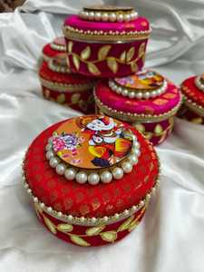 กล่องผ้าสแตนเลสที่มีผ้าที่สวยงามสดใสประดับด้วยลูกไม้สีทองและไข่มุกสำหรับแขกที่มีรูปแบบพระพิฆเนศ - Product Image 5