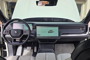 RIV-IIAN R1T CA Edición Dune 2025, Bajo Kilometraje, Motor en Perfecto Estado, Transmisión Automática, Techo Panorámico, Faros LED, Listo para Enviar - Product Image 2
