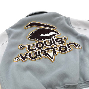 Chaqueta universitaria de lana/poliéster personalizada OEM con logotipo bordado personalizado en la parte delantera/trasera de secado rápido transpirable con cuello en V para hombres - Product Image 5