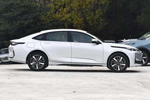 Sedán Híbrido Eléctrico Usado 2024, Transmisión Automática, Eficiente en Consumo de Combustible, Motor de Gasolina/Eléctrico, Moderno, Suministrado desde Japón, >700km de Autonomía - Product Image 3