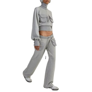Ensemble de survêtement pour femme en molleton épais respirant avec pantalon de sport à taille élastique et trous pour les pouces, et pull de sport à taille cintrée - Product Image 1