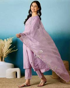 Ensemble Salwar Kameez en soie mélangée imprimée avec pantalon et dupatta assortis pour les fêtes traditionnelles et les tenues ethniques quotidiennes - Product Image 5