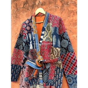 เสื้อโค้ทฤดูหนาวสไตล์วินเทจสำหรับทุกเพศ ขายส่ง งานแฮนด์เมดจากผ้าฝ้ายอินเดีย ตกแต่งด้วยผ้าปะต่อหลายชิ้น ปักลายดอกไม้  ไซส์ใหญ่ - Product Image 2