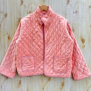 Manteau d'hiver en velours indien matelassé en coton fait à la main pour femmes, respirant, réversible, avec capuche, bouton tricoté, style décontracté. - Product Image 1