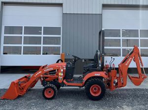 Tracteur agricole compact Kubota 4x4 d'occasion avec chargeur frontal et pelle arrière – Mini-tracteur pour l'agriculture - Product Image 4