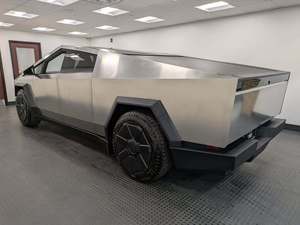 Limpio y Confiable, 2024, Cabina Doble, Tracción en las Cuatro Ruedas, Automático, Volante a la Izquierda, Asientos de Cuero, 600 hp, 0-60 en 4.1s, Autonomía de 340 millas - Product Image 2