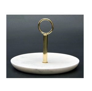 Soporte decorativo de mármol de lujo para pasteles con piedra blanca redonda y mango de anillo dorado para celebración de bodas - Product Image 1