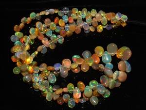 โอปอลเอธิโอเปียแท้ ประกายสีสวยงาม รูปทรงหยดน้ำ/ทรงลูกแพร์  แบบบริโอเล็ต  ลูกปัด  สีเวโล  รับรองโดยผู้ตรวจสอบบุคคลที่สาม - Product Image 6