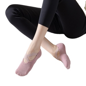 Calcetines de Yoga Delgados para Mujer de Alta Calidad, Diseño Antideslizante para Danza, Ballet y Pilates, con Logotipo Personalizable y Degradado de Color - Product Image 6