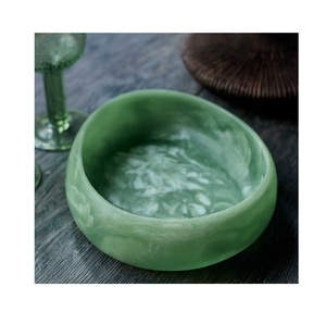 Bol décoratif en résine fabriqué à la main, poli et brillant, forme moderne et élégante, parfait pour la salle à manger ou le salon. - Product Image 3