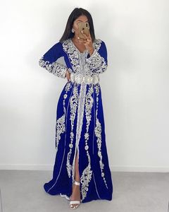 BRODERIE ZARI BLANCHE SUR ROBE CAFTAN VELOURS BLEU ROYAL AVEC PERLES DE VERRE CRISTAL OMBRÉES, PIERRE, SEQUENCE,DABKA WORK @ 2024 - Product Image 1