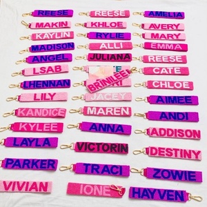 Llaveros Personalizados Hechos a Mano en India con Cuentas de Arroz, Desmontables, con Nombre para Bolsas Escolares, Colecciones de Cuentas, Porta Llaves, Diademas - Product Image 1
