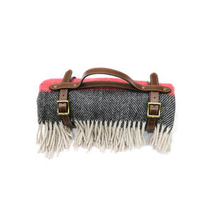 ผ้าห่มทอลายก้างปลาสีแดงและสีฟ้า - Product Image 1