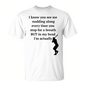 Piensas que estoy escuchando, pero en mi cabeza estoy en el béisbol - Camiseta promocional - Product Image 2