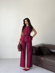 Ensemble tailleur élégant bordeaux pour femme avec haut à volants boutonné et pantalon large – Collection automne - Product Image 2