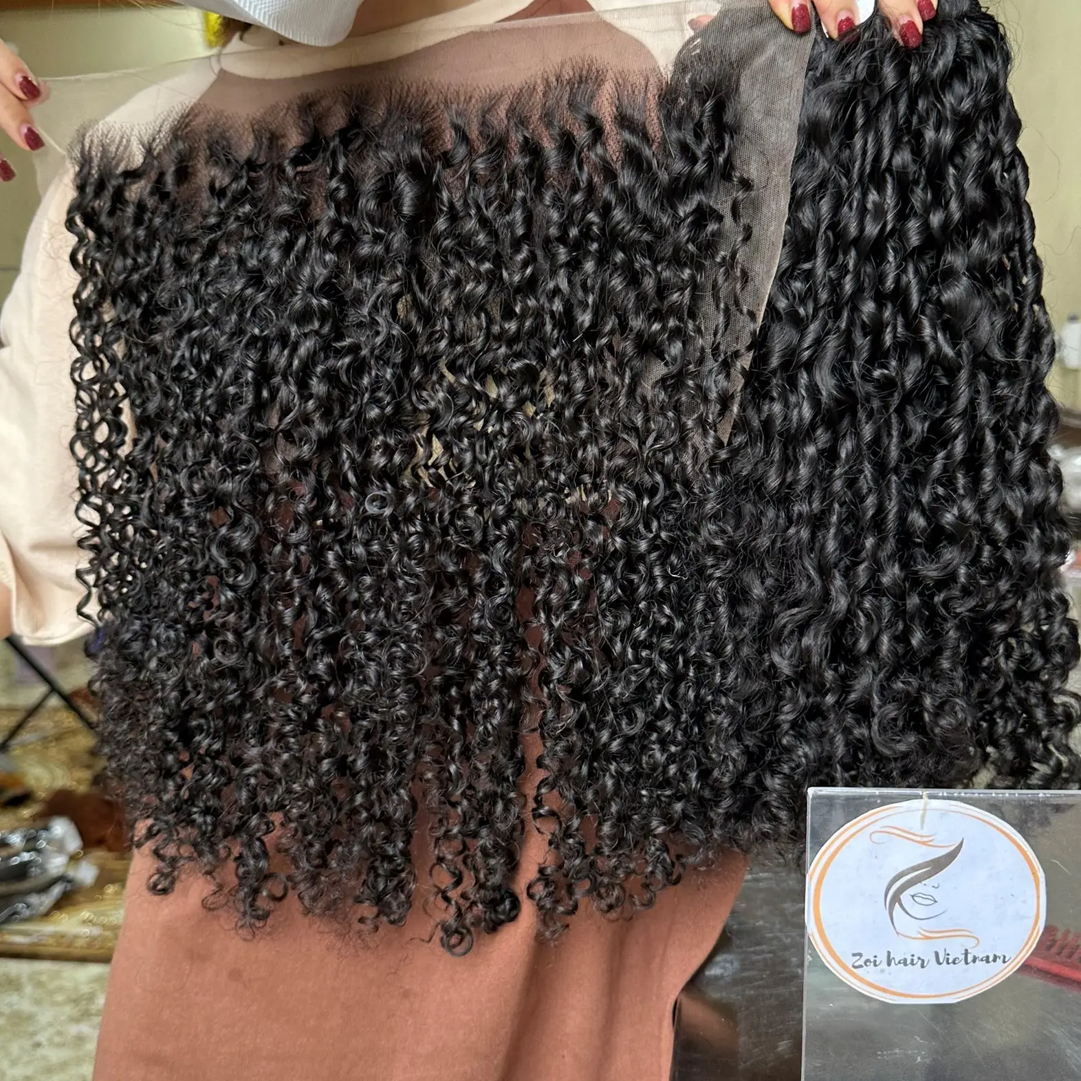 Tendance chaude vietnamienne brute de cheveux humains Bundles Pixie Curl Extensions de cheveux avec Lace Front Curly Hair Top Style