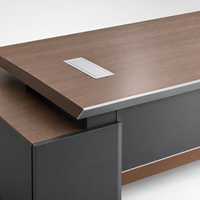 Bureau de direction en bois grainé de 2400 mm avec armoire latérale de rangement anthracite et bordure en métal pour bureaux de directeurs