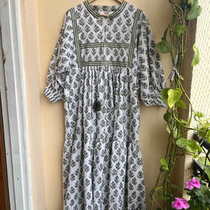 Vestido largo bohemio informal para mujer de talla grande con estampado floral 100% algodón con bordado y decoración de borlas - Product Image 3