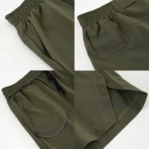 Short de jogging personnalisé pour hommes, respirant, durable, à séchage rapide, en polyester, à taille élastique, avec plusieurs poches et motif uni - Product Image 2