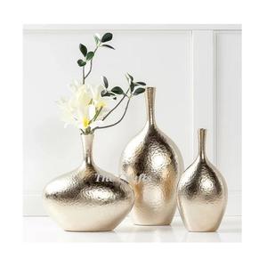 Macetas de tres tamaños diferentes en florero artificial martillado de aluminio para uso en bodas y eventos - Product Image 1