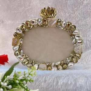 Bolso de mano de resina para niñas con adornos de diamantes de imitación y perlas Cierre magnético Bolso de moda nupcial - Product Image 3