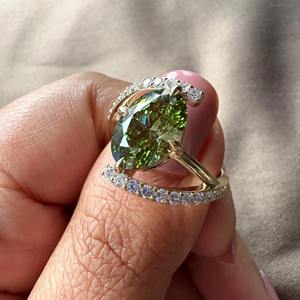 Bague de fiançailles en diamant de laboratoire de couleur verte fantaisie de coupe ovale certifiée IGI de 3 carats en or 14 carats avec alliance en diamant rond pour femmes - Product Image 6