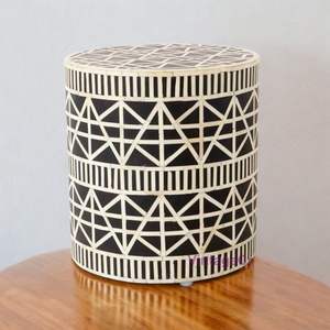 Mesa Auxiliar con Incrustaciones de Hueso Craft Valley, Diseño Moderno y Artístico, Muebles Duraderos de Alta Calidad para Dormitorio, Decoración Vintage para el Hogar - Product Image 1