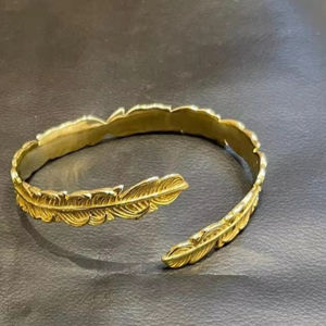 Brazalete de plumas en tono dorado antiguo Boho/Tribal/inspirado en la naturaleza ajustable diseño de brazalete abierto joyería hippie - Product Image 1